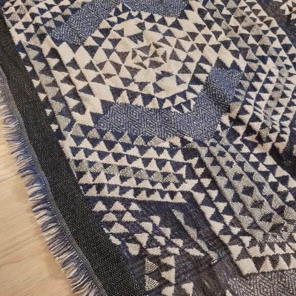ROOTS | Geometric Pattern Blanket Scarf Shawl - Picture 4 of 7